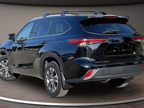 Used 2022 Toyota Highlander XLE AWD/4WD image 11