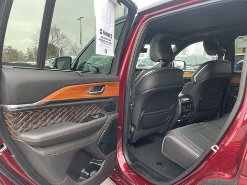 Used 2024 Jeep Grand Cherokee Summit image 32