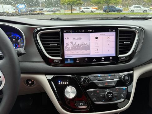 Certified 2024 Chrysler Pacifica Touring-L image 18