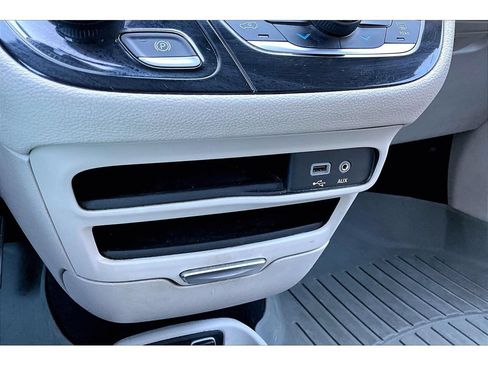 Used 2020 Chrysler Pacifica Limited FWD image 27
