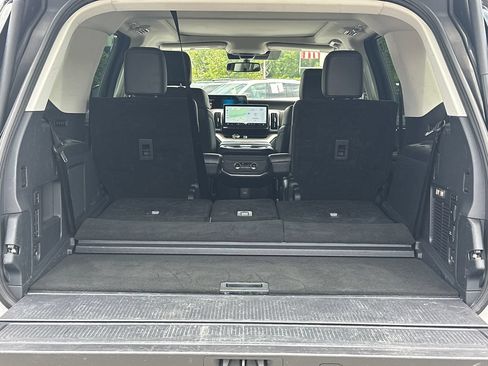 Used 2025 Ford Expedition Platinum AWD/4WD image 18