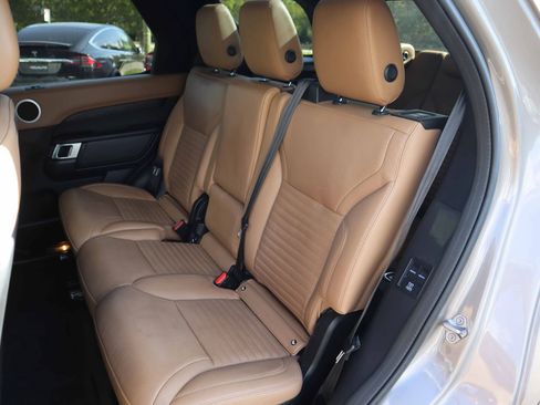 Used 2023 Land Rover Discovery HSE R-Dynamic AWD/4WD image 3
