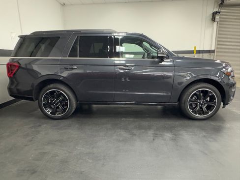 Used 2024 Ford Expedition Limited AWD/4WD image 5