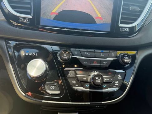 Certified 2025 Chrysler Pacifica Select FWD image 16