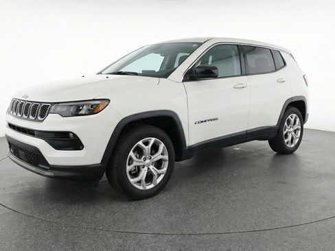 Used 2025 Jeep Compass Latitude image 3
