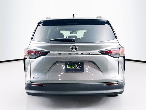 Used 2026 Toyota Sienna XLE FWD image 7