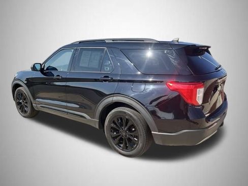 Used 2021 Ford Explorer XLT image 3
