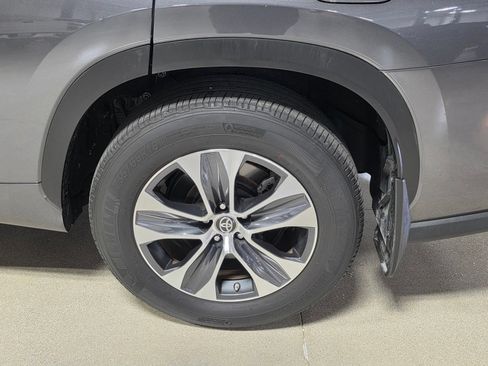 Used 2023 Toyota Highlander XLE FWD image 9