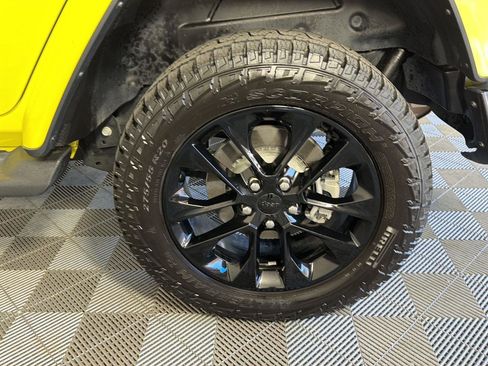 Used 2022 Jeep Wrangler Unlimited Sahara w/ Cold Weather Group AWD/4WD image 16