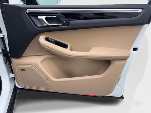 Used 2025 Porsche Macan Turbo image 47