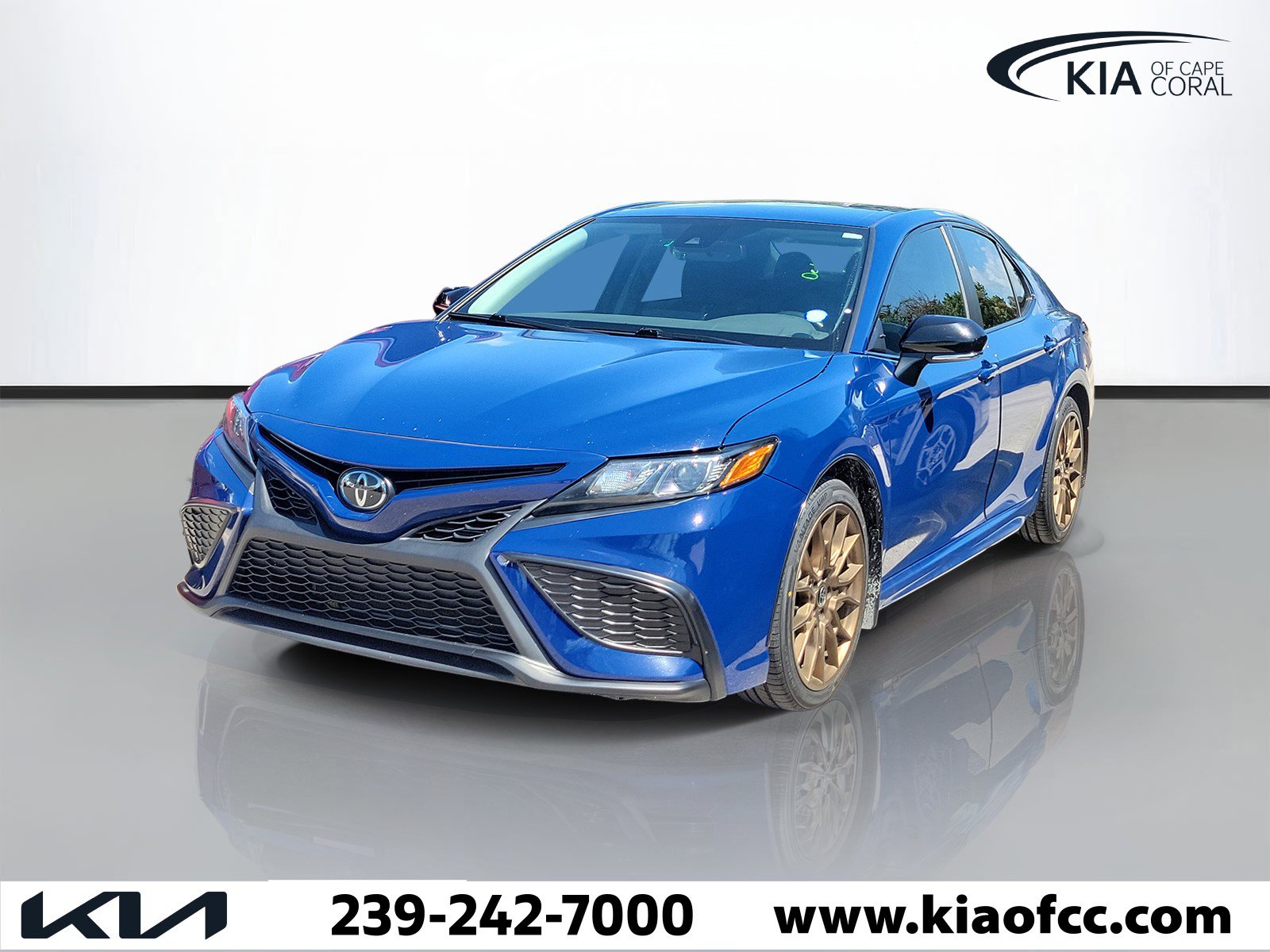 Used 2023 Toyota Camry SE w/ Convenience Package FWD image 3