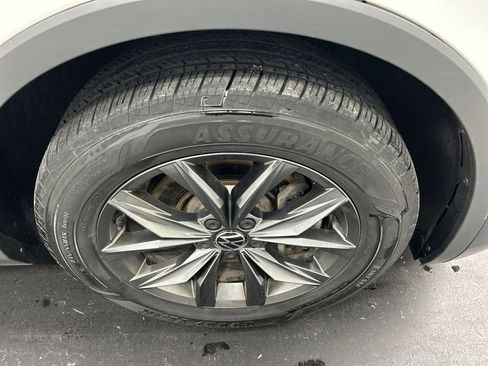 Certified 2022 Volkswagen Tiguan SE w/ Panoramic Sunroof Package image 12