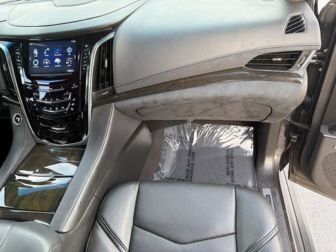 Used 2018 Cadillac Escalade Platinum AWD/4WD image 19