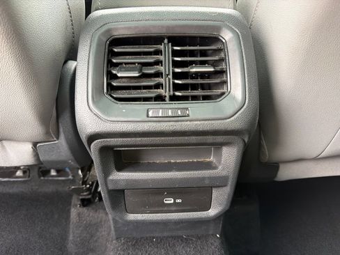 Used 2024 Volkswagen Taos SE AWD/4WD image 18