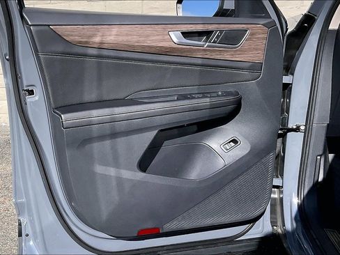 Certified 2025 Volkswagen Atlas SEL image 22