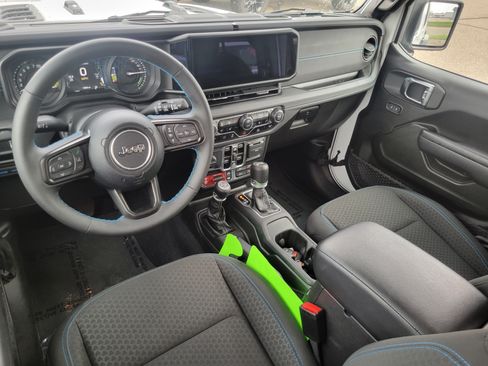 Used 2025 Jeep Wrangler Unlimited Rubicon 4xe w/ Convenience Group AWD/4WD image 19