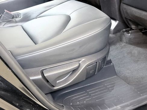 Used 2021 Toyota Highlander XLE AWD/4WD image 36