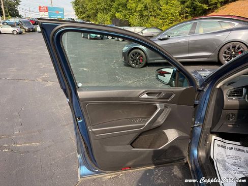 Used 2020 Volkswagen Tiguan SE w/ Panoramic Sunroof Package image 5