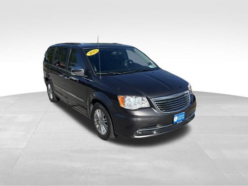 Used 2015 Chrysler Town & Country Touring-L FWD image 8