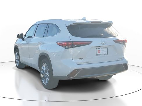 Used 2023 Toyota Highlander Limited image 3