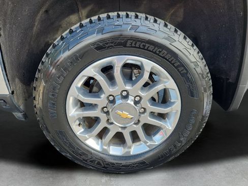 Used 2025 GMC Sierra 2500 AT4X AWD/4WD image 17