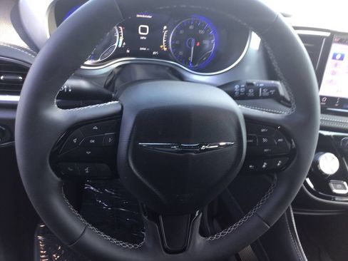 Used 2026 Chrysler Pacifica Limited w/ S Appearance Package FWD image 17
