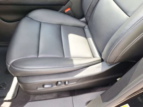 Used 2023 Cadillac XT4 Premium Luxury FWD image 17
