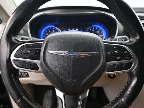 Used 2020 Chrysler Pacifica Touring-L image 13