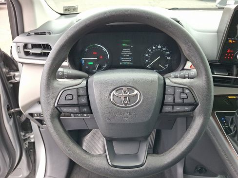 Used 2024 Toyota Sienna LE image 20