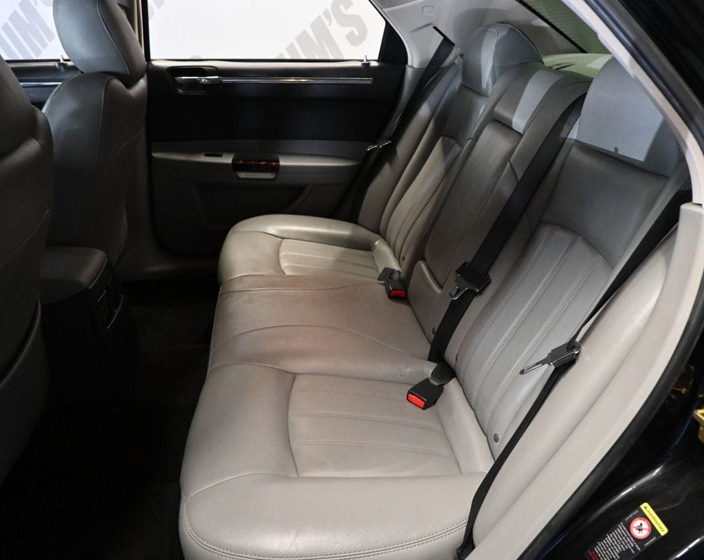 Used 2006 Chrysler 300 C w/ Protection Group II RWD image 12