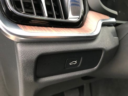 Used 2025 Volvo V60 B5 Cross Country Plus image 12