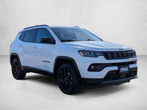 Used 2025 Jeep Compass Latitude w/ Altitude Special Edition AWD/4WD image 3