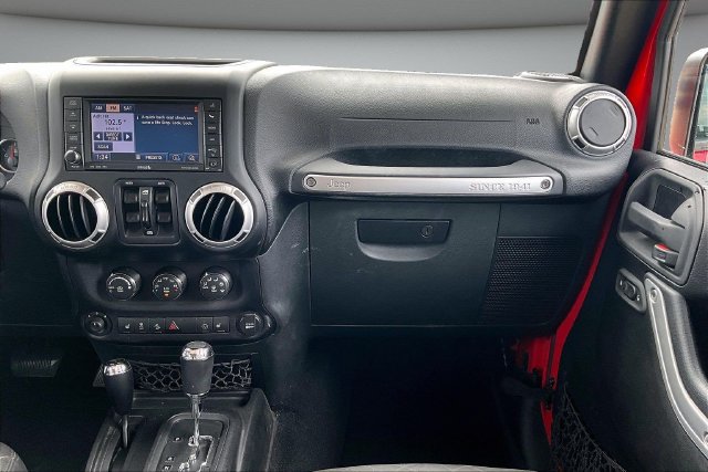 Used 2015 Jeep Wrangler Unlimited Sahara w/ Connectivity Group AWD/4WD image 9