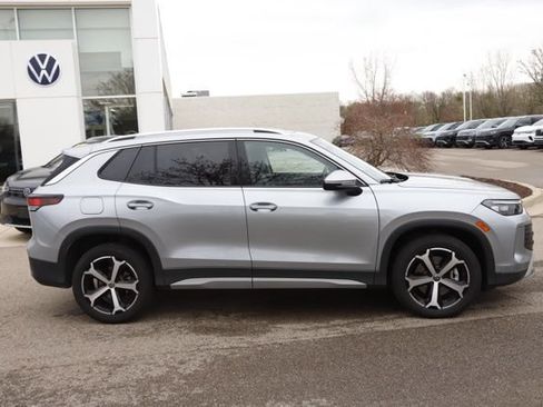Used 2025 Volkswagen Tiguan SE w/ Panoramic Sunroof Package AWD/4WD image 2