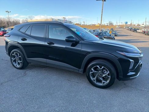 Used 2025 Chevrolet Trax LT w/ LT Convenience Package image 9