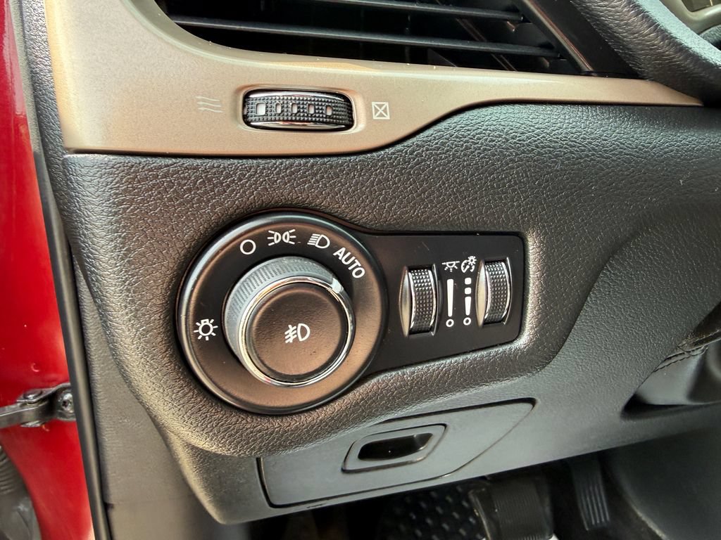 Used 2016 Jeep Cherokee Latitude w/ Cold Weather Group AWD/4WD image 15
