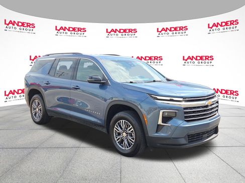 Used 2025 Chevrolet Traverse LT AWD/4WD image 1