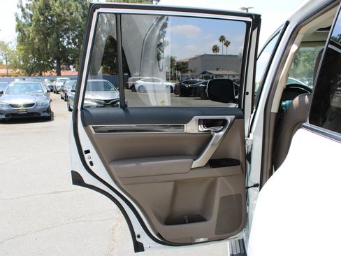 Used 2016 Lexus GX 460 w/ Comfort Package AWD/4WD image 18