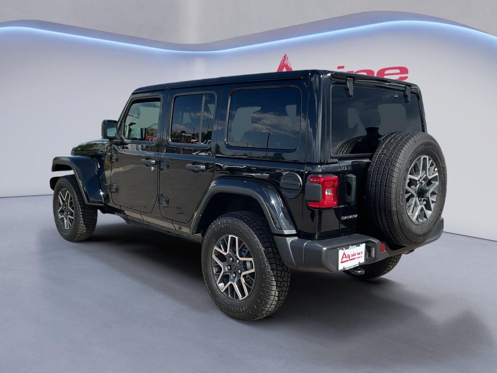 Used 2025 Jeep Wrangler Unlimited Sahara AWD/4WD image 3