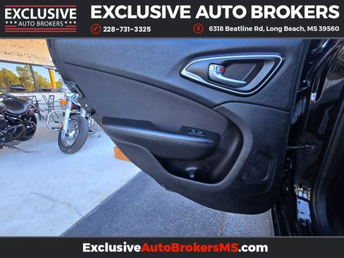 Used 2015 Chrysler 200 S w/ Comfort Group image 33