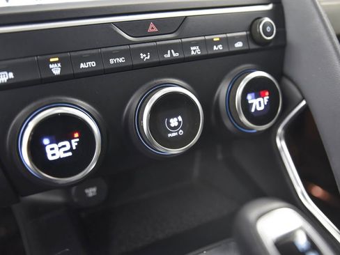 Used 2019 Jaguar E-PACE SE image 22