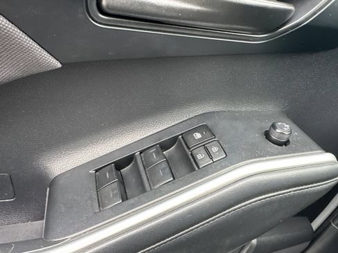 Used 2023 Toyota Highlander LE FWD image 15