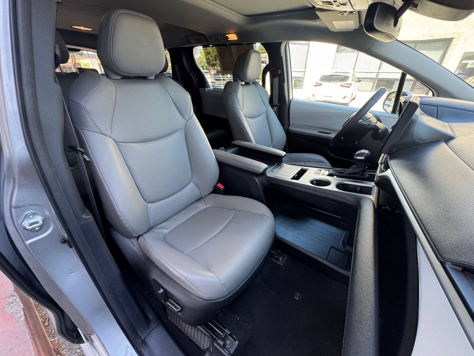 Used 2025 Toyota Sienna XLE FWD image 39