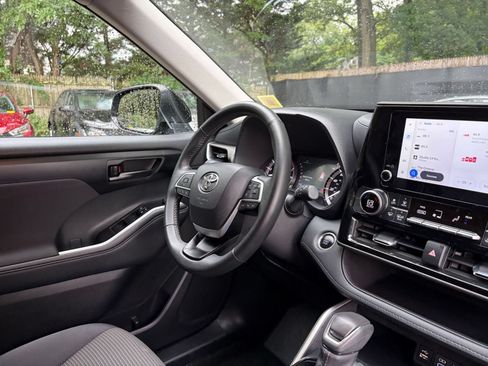 Used 2025 Toyota Highlander LE FWD image 31