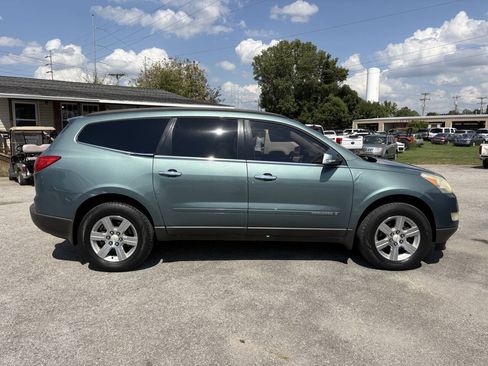 Used 2009 Chevrolet Traverse LT FWD image 2
