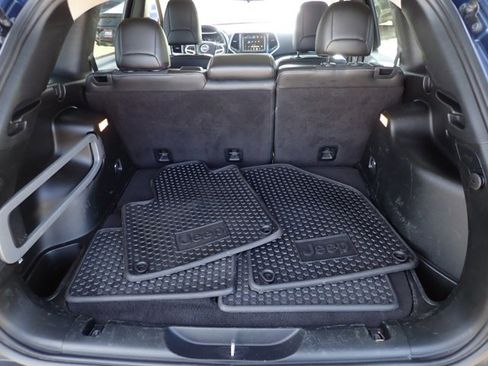 Used 2018 Jeep Cherokee Latitude Plus w/ Cold Weather Group image 7