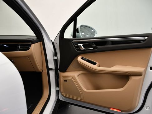 Certified 2025 Porsche Macan image 47