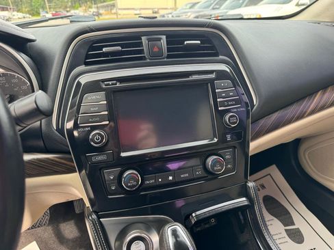 Used 2016 Nissan Maxima Platinum w/ Interior Lighting Package image 10