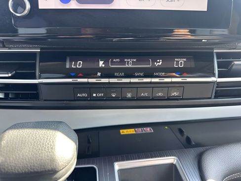 Used 2025 Toyota Sienna LE image 20