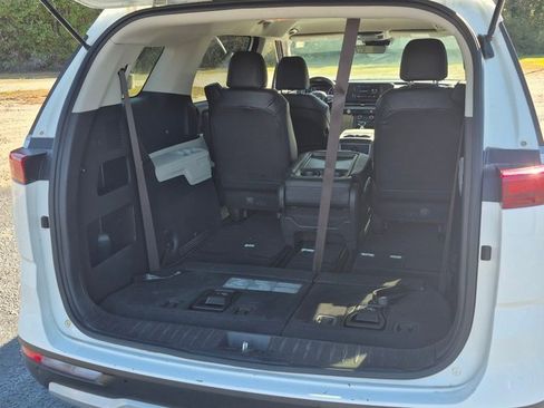 Used 2023 Kia Carnival LX image 4